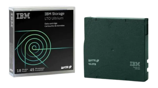 Boîtier IBM Ultrium LTO 9 debout à gauche et bande magnétique debout à droite