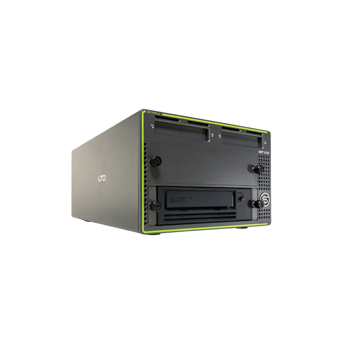 Lecteur de bande SymplyDIT XTH Thunderbolt 3 LTO avec 1 lecteur LTO-7 dans la baie inférieure, vu de face et orienté vers la droite